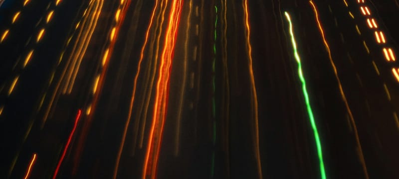 Fragmento de código HTML mostrando una etiqueta link rel=preload con fetchpriority=high para una imagen hero